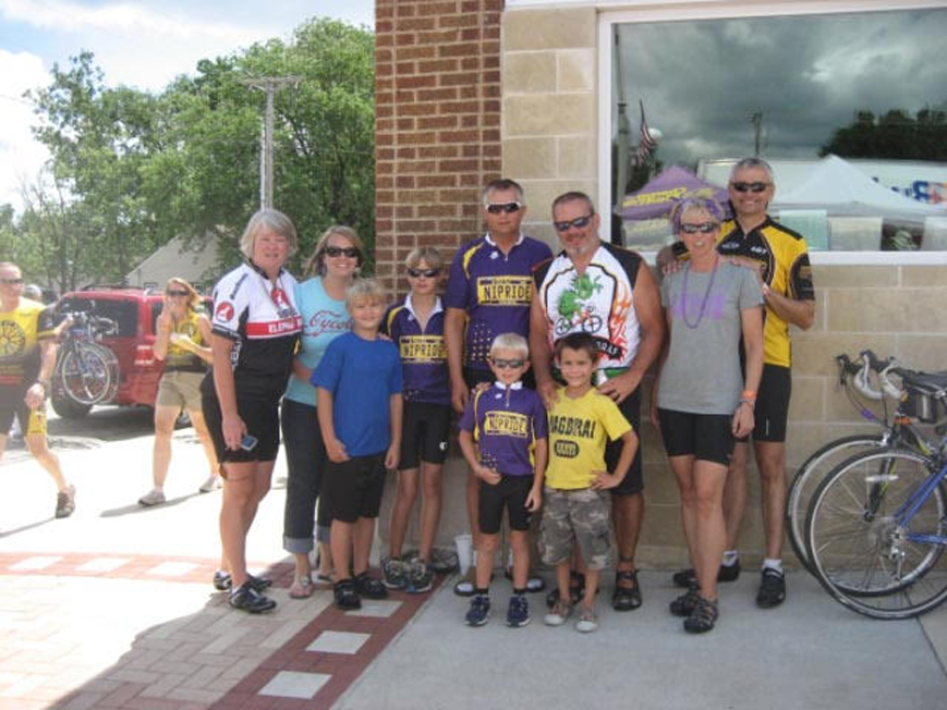 Hannasch RAGBRAI group posing together for a photo. 