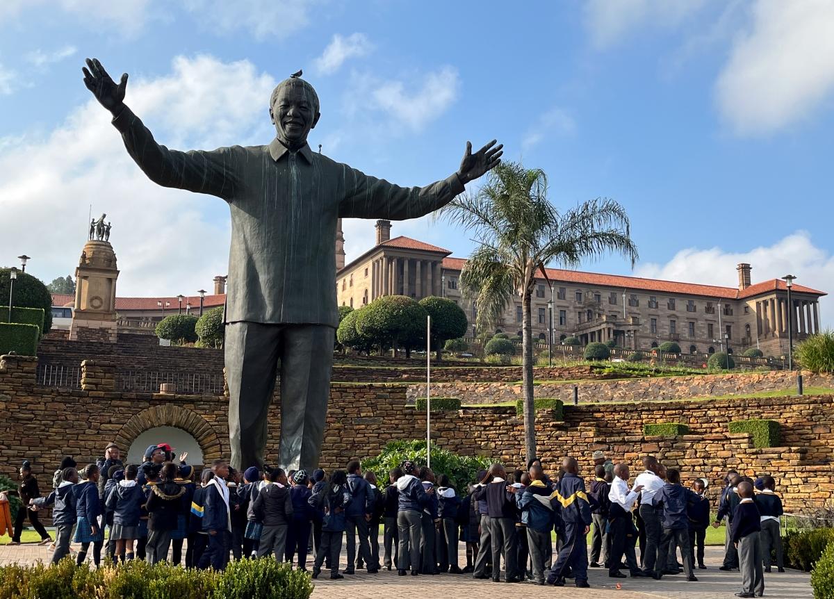 nelson mandela statue