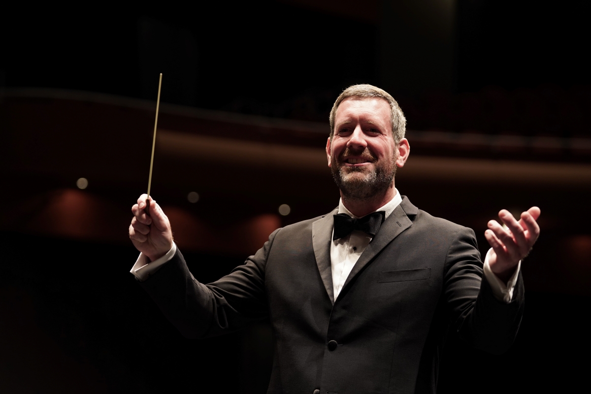 Danny Galyen conducting