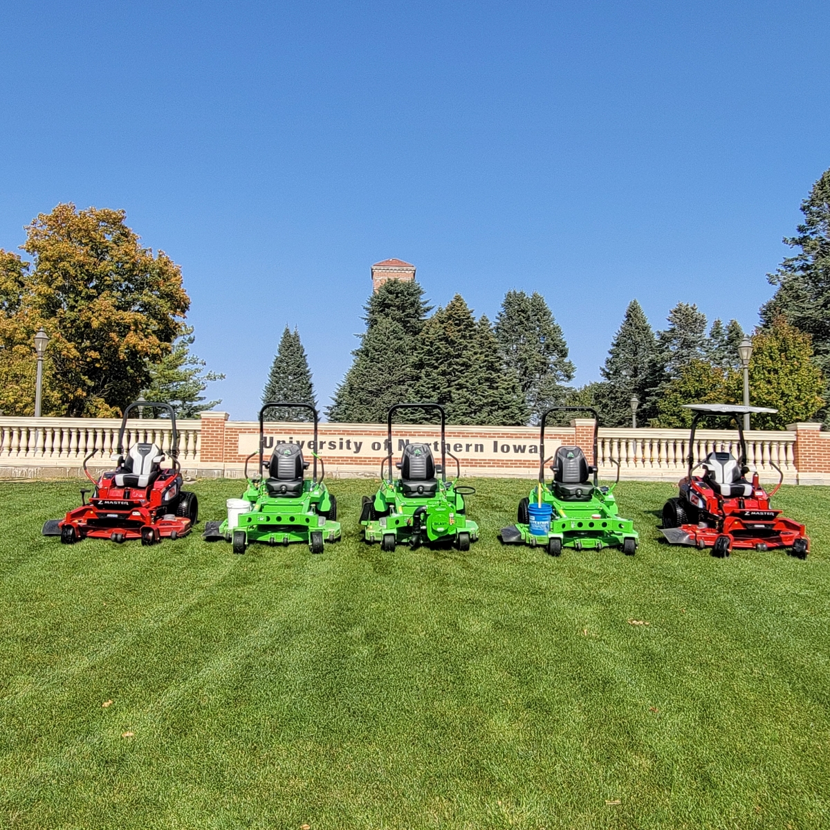 Battery-powered lawn mowers on UNI campus