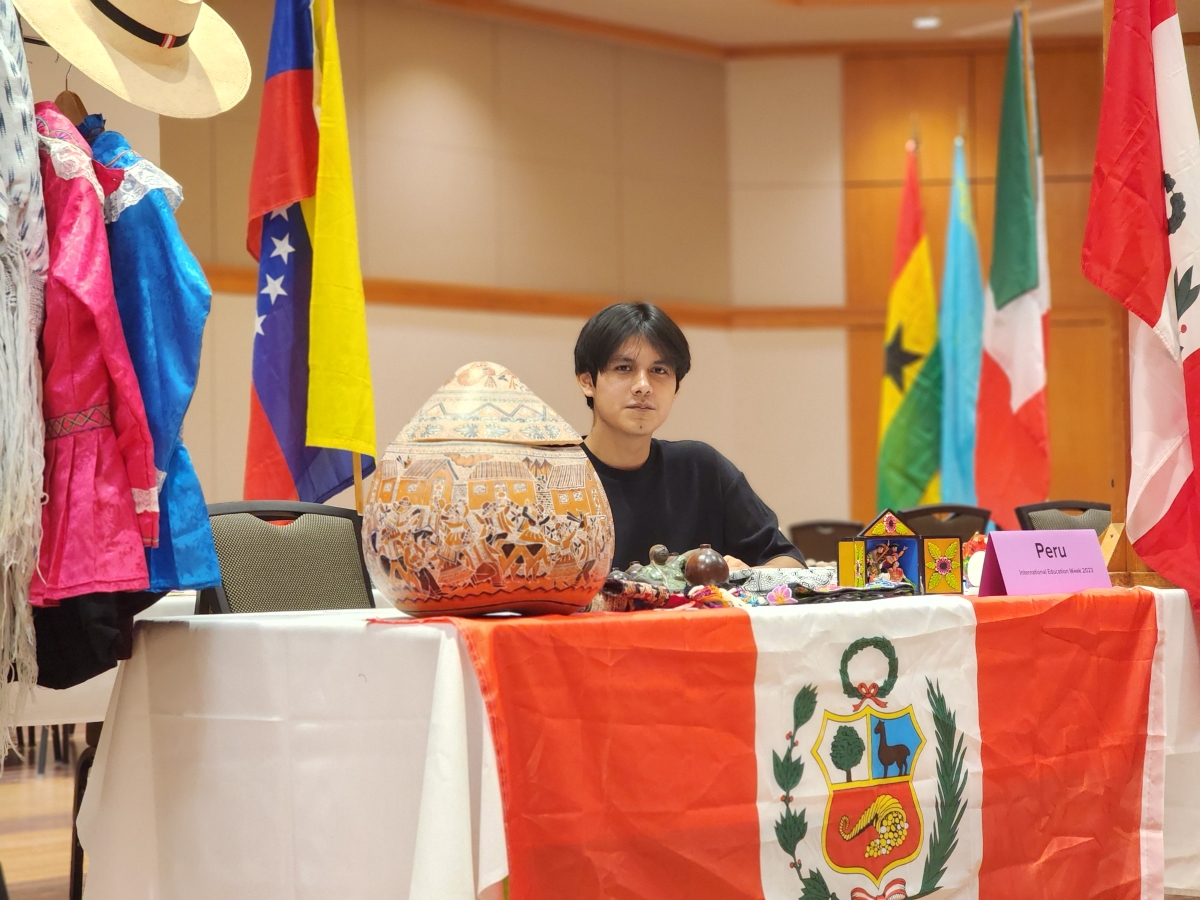 Student tabling for International Education Week at UNI