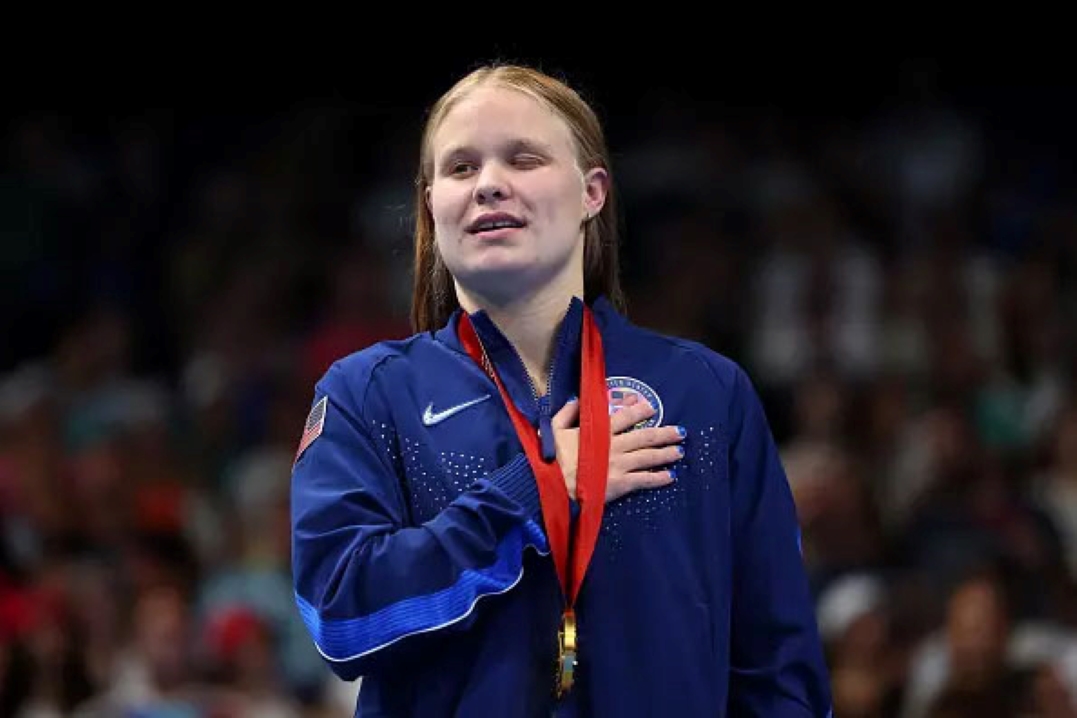 Olivia Chambers with gold medal at medal ceremony