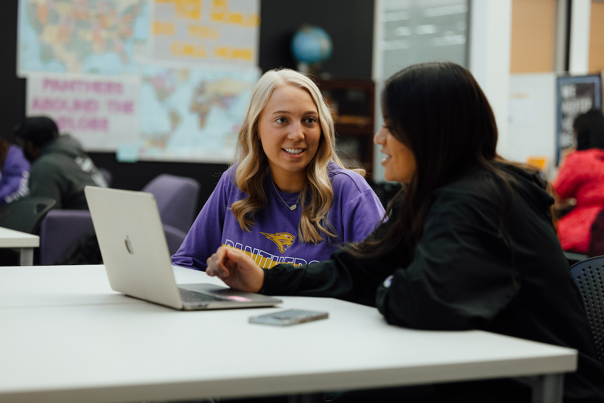 Student working with peer advisor