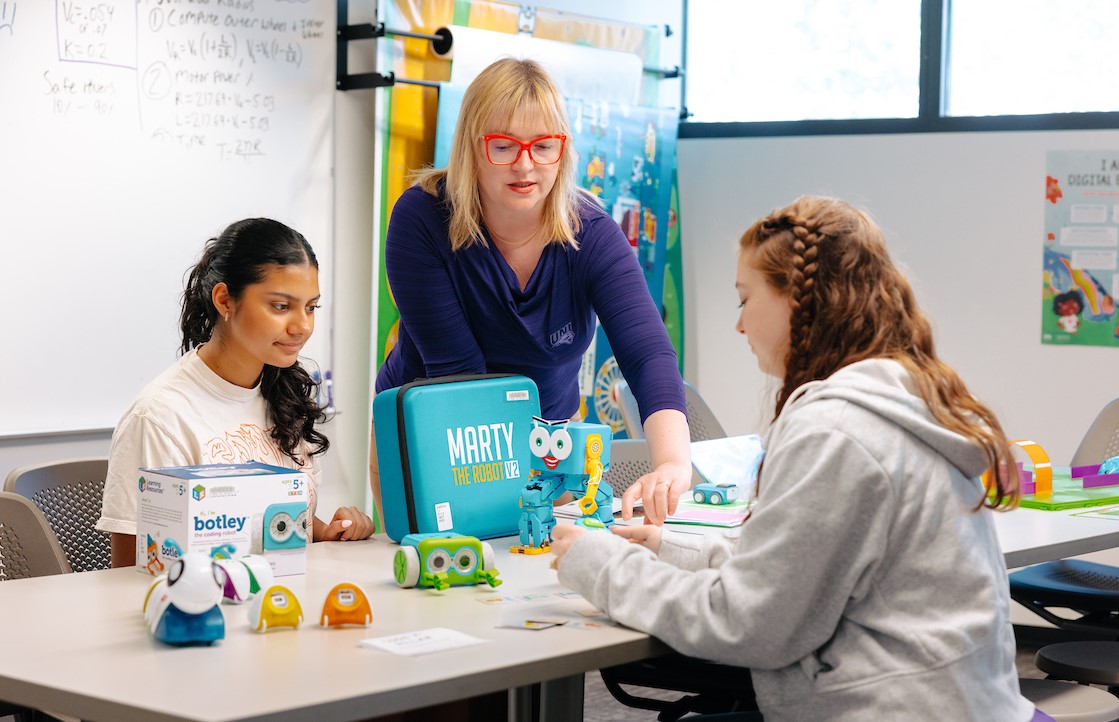 Magda Galloway working with students in TEACH Studio technology room. 