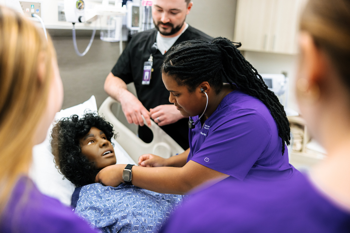 UNI nursing students working on simulated patient