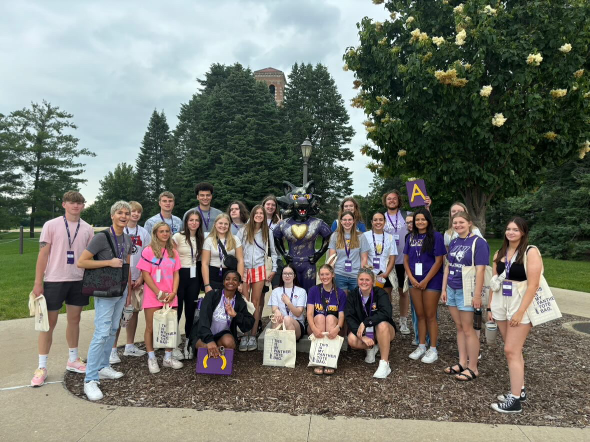 Orientation students pose with TC statue