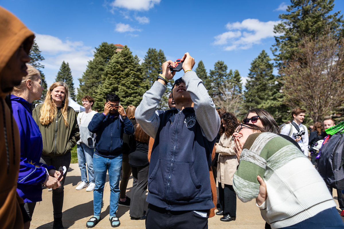 Students look for eclipse on UNI campus