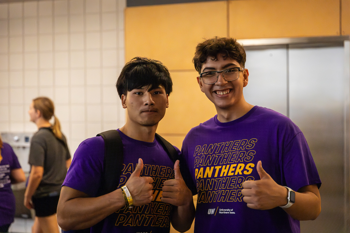 Two UNI students give thumbs up