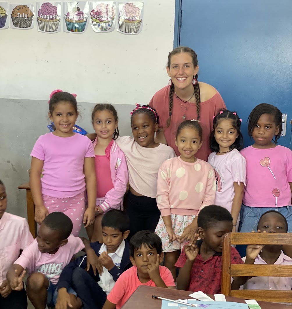 Tatiana Schaapherder with her students in Zambia