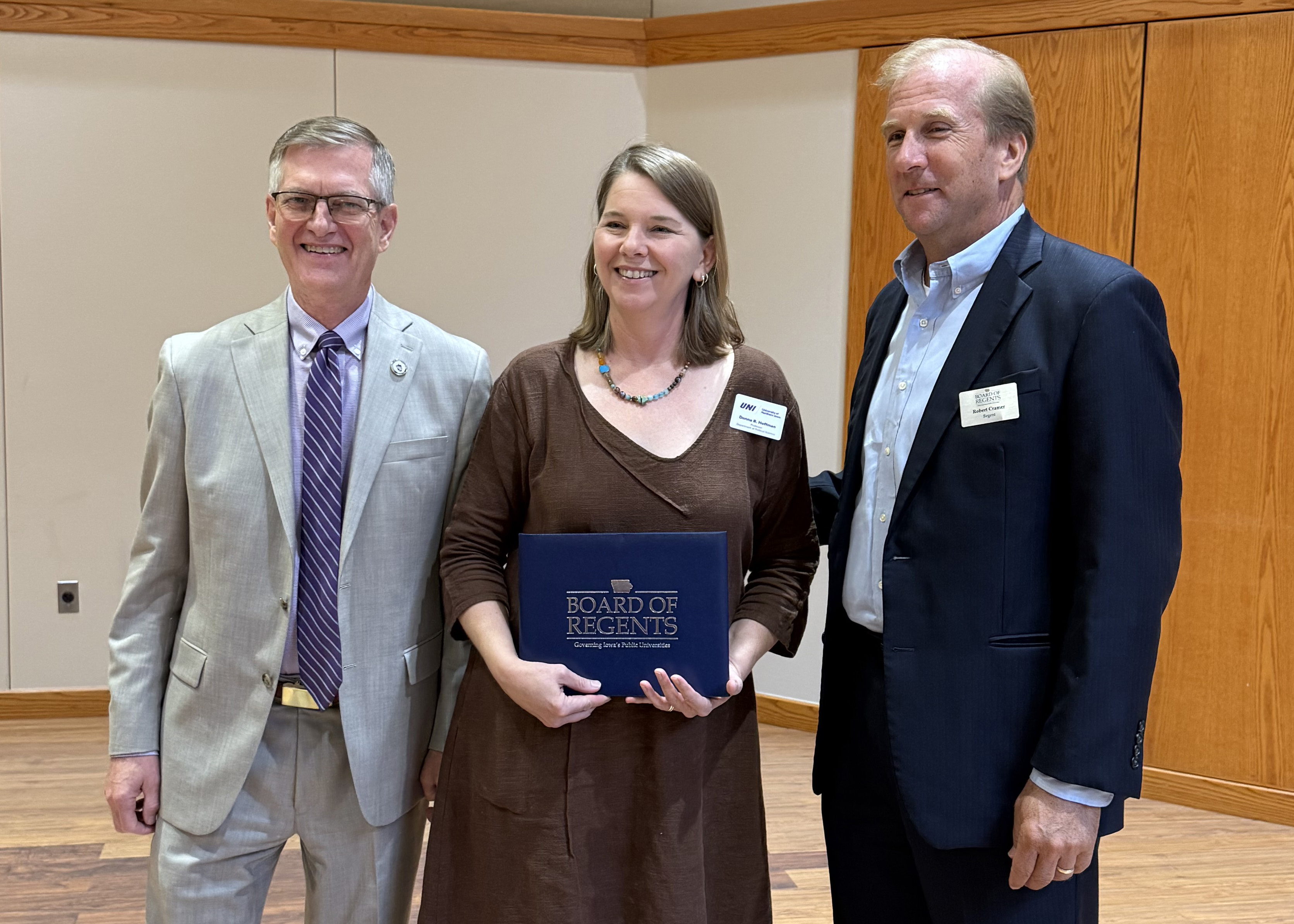 Donna Hoffman accepting Regents Award for Faculty Excellence