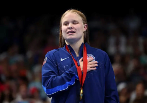 Olivia Chambers with gold medal