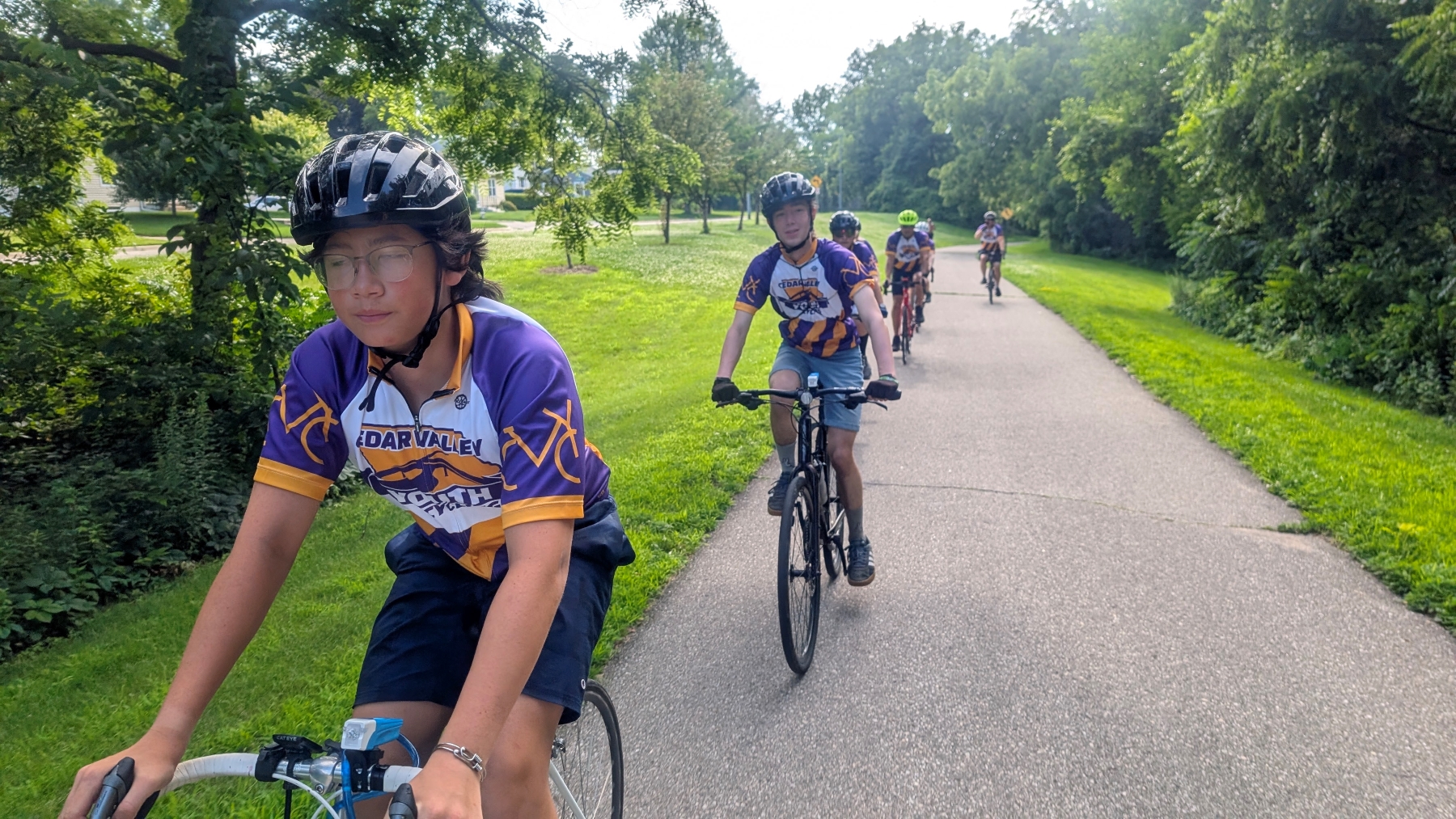 Young bikers in UNI jerseys