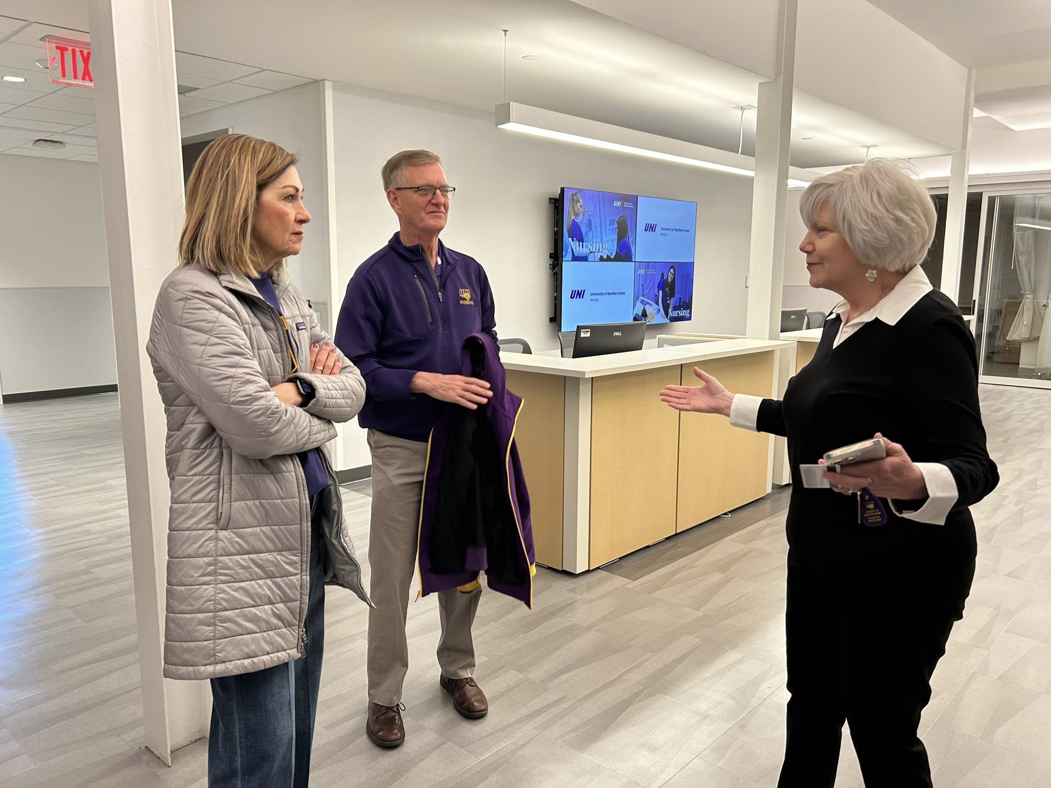 Governor Kim Reynolds meets with Nancy Kertz and President Nook in the Innovative Teaching & Technology Center