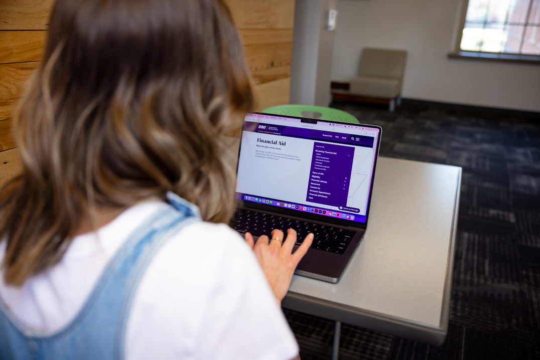 UNI student browsing the financial aid website.