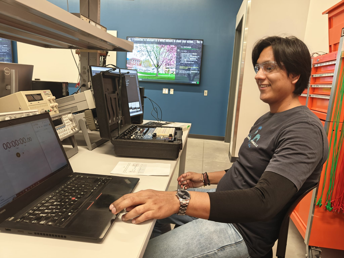 aniel Chapilliquén working on computer