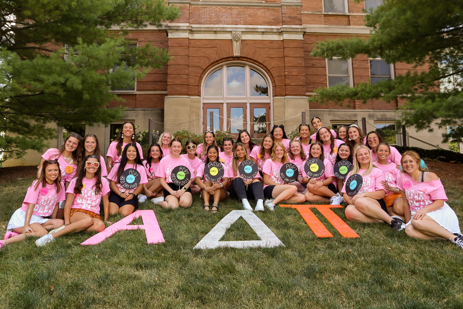 Jessa Loges and sorority sisters in front of Lang Hall