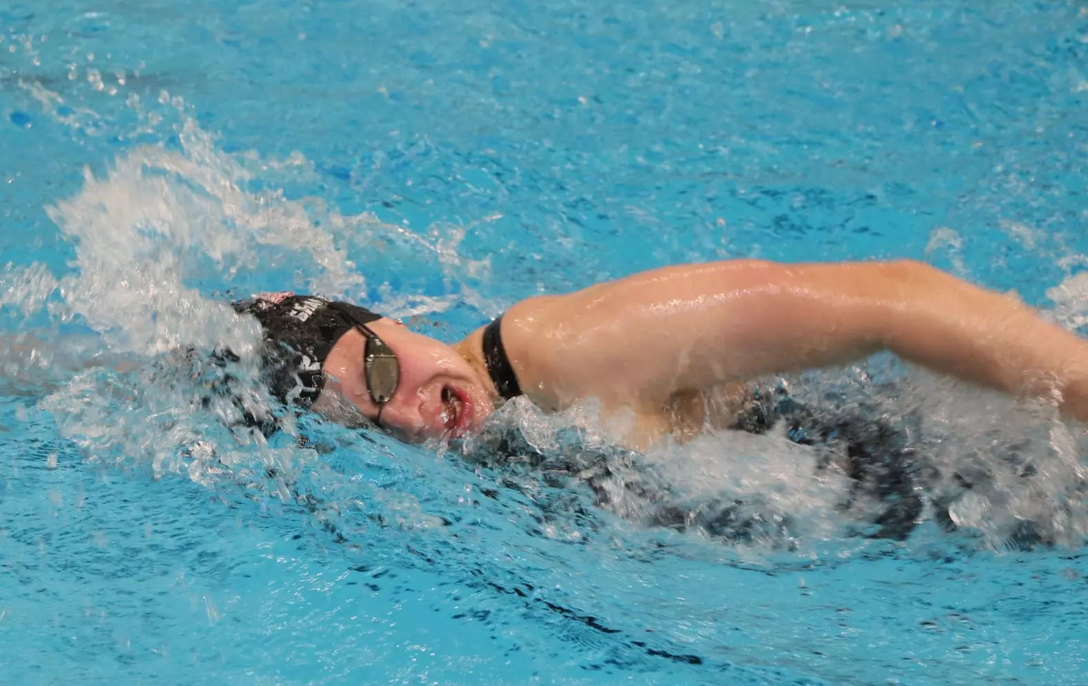 Olivia Chambers swimming freestyle