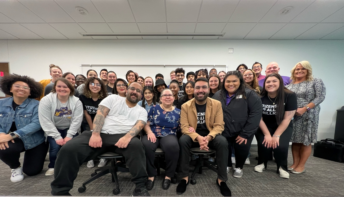 Jesús Lizárraga Estrada surrounded by loved ones and colleagues for dissertation defense