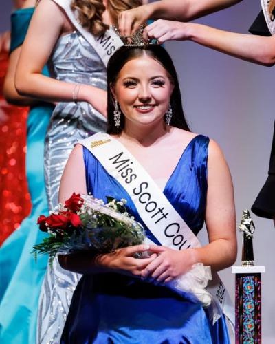 Brittany Costello being crowned Miss Scott County