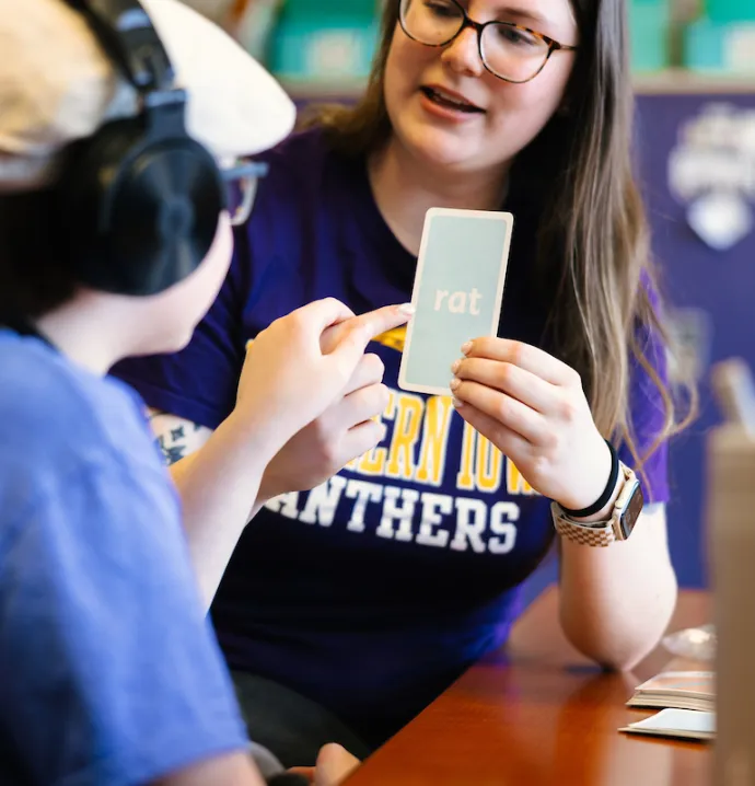 Ashlyn Metcalf working with student 