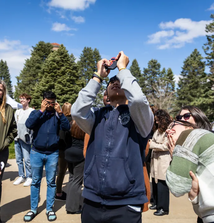 Students on UNI campus look for eclipse