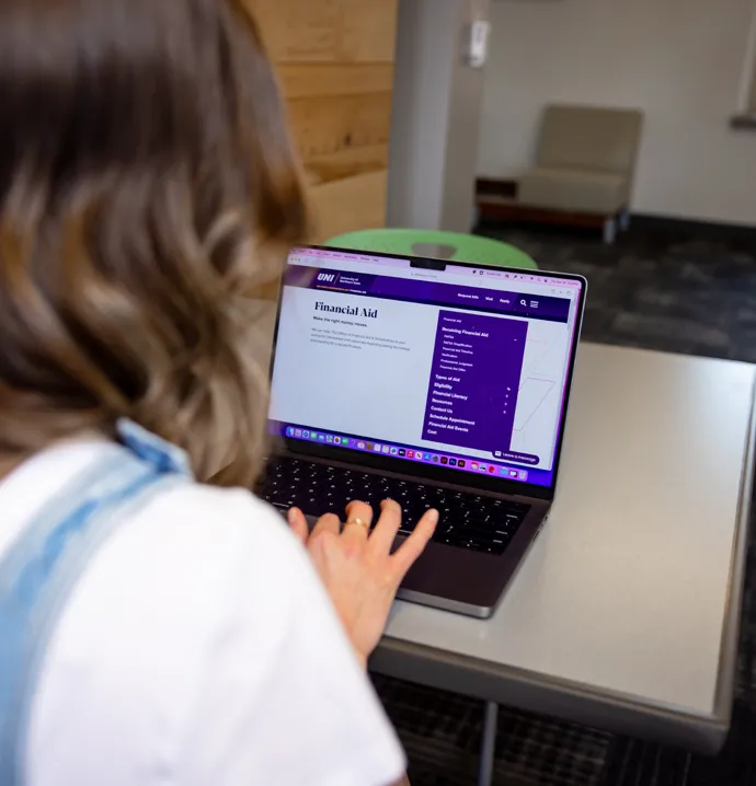 UNI student browsing the financial aid website. 