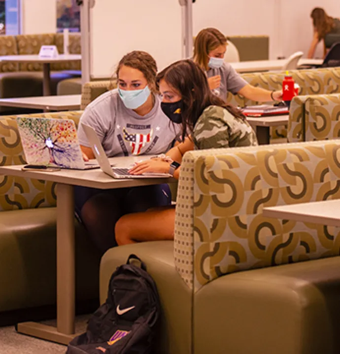 UNI students wear masks while studying in the Rod Library.