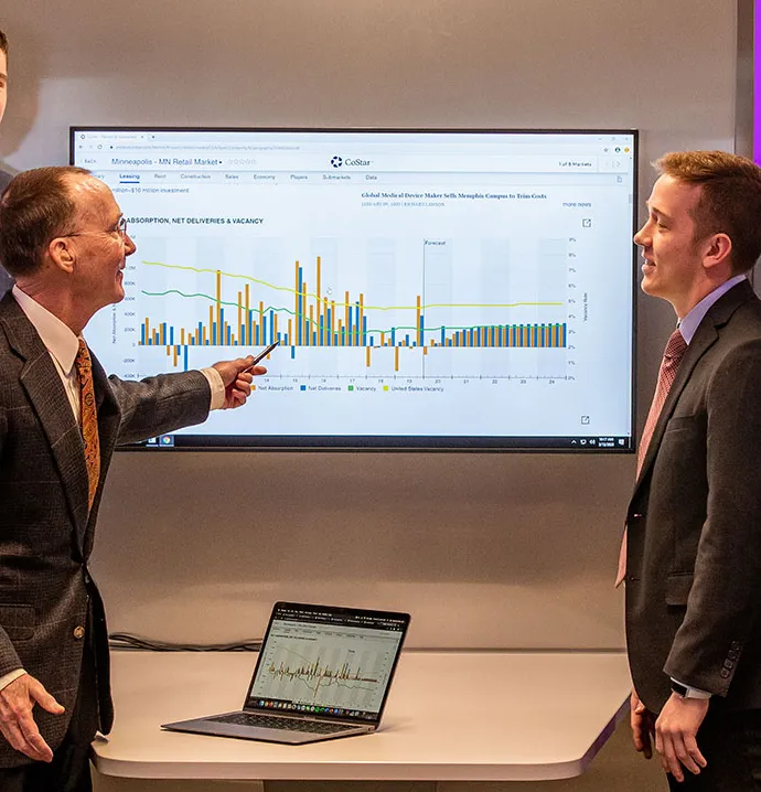 university of northern iowa students and professor art cox in data analytics lab
