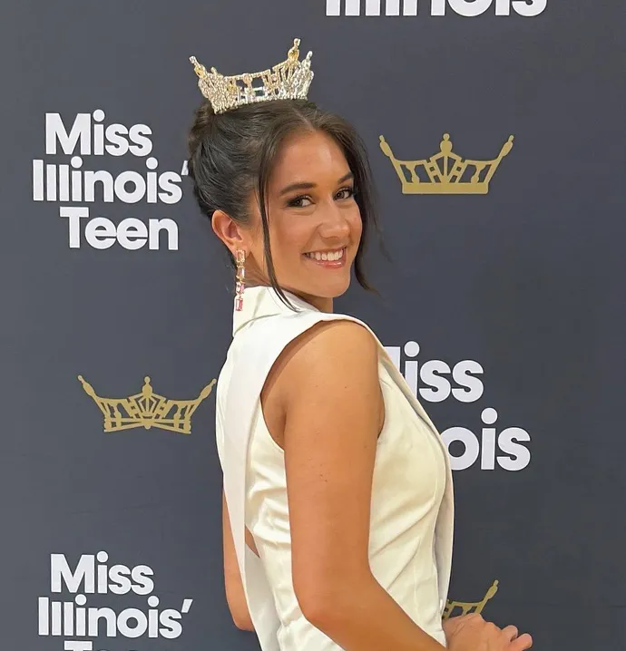 Kylie Ryder stands in front of Miss Illinois sign 
