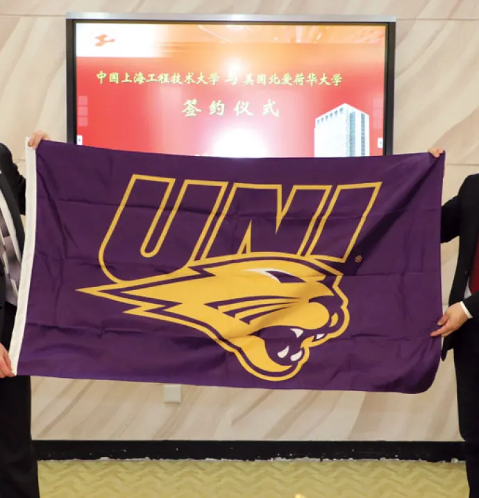 President Nook and President Xia hold up a UNI flag