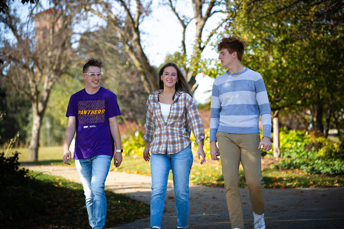 Students walking on UNI campus